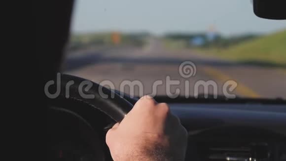 商人开着一辆车手握方向盘期待着道路视频的预览图