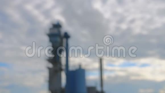 工业企业的空气污染向天空中扔烟的管子视频的预览图