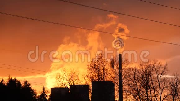 蒸汽和烟雾从工作电厂的管道上升在日落光4K慢镜头视频的预览图