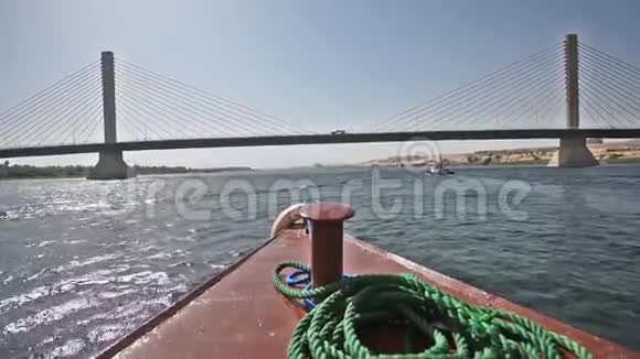 大型电缆停留在大河上的公路桥视频的预览图
