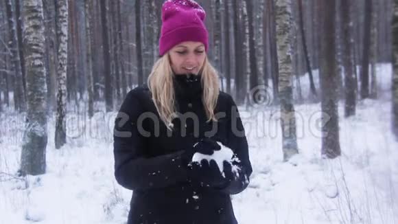 女人在雪林户外玩雪视频的预览图