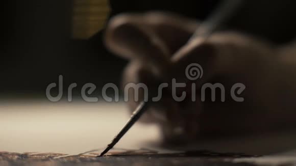 女手画家画家用画笔在纸上画得近视频的预览图