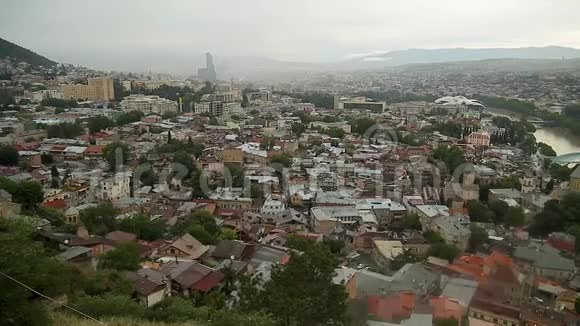 在舒适的第比利斯城市狭窄的街道和靠近位置的房屋的空中景观视频的预览图