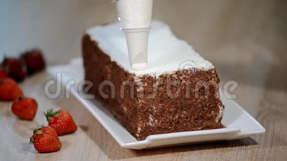 糖果女人把奶油放在蛋糕上完成糕点视频的预览图