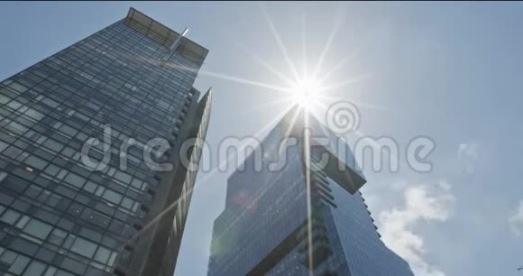 以色列特拉维夫玻璃摩天大楼的时间推移视频的预览图