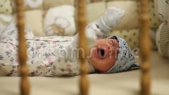 新生儿在床上哭泣视频的预览图