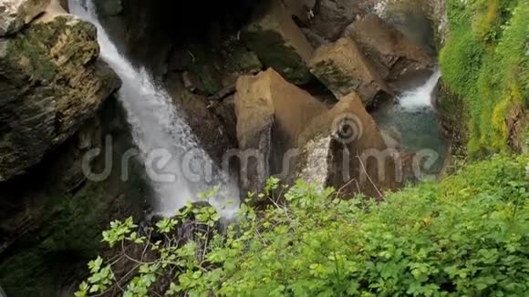潮湿的热带森林中的瀑布暴风骤雨的河流森林里美丽的瀑布纯净水视频的预览图