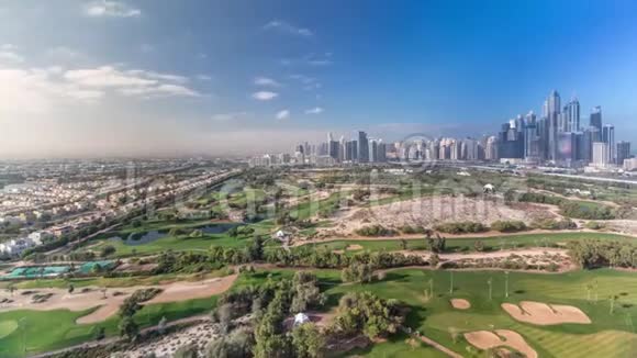 迪拜码头摩天大楼和高尔夫球场上午时间迪拜阿拉伯联合酋长国视频的预览图