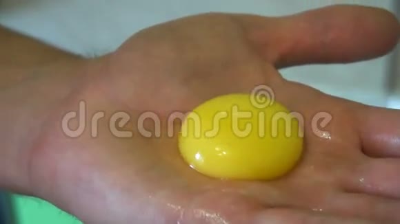 一个年轻人手中的蛋黄视频的预览图
