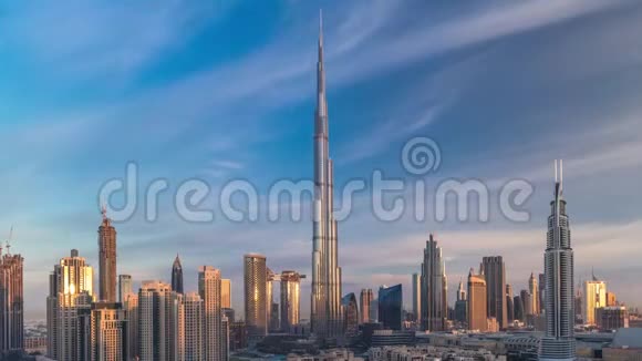 迪拜市中心的天际线在日出期间随着哈利法塔和其他塔的时间推移从迪拜的顶部俯瞰全景视频的预览图