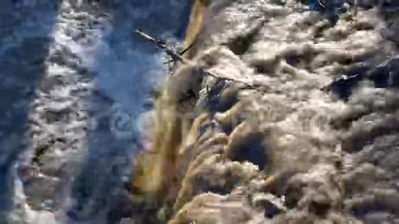 肮脏的废物被排入一条暴风雨的河流特写高细节视频的预览图