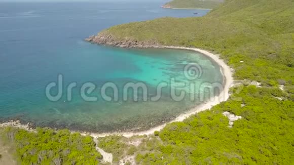 海滩和绿松石水上的天堂海滩与绿色森林空中景观俯视绿松石的海洋和沙地视频的预览图