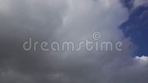 蓝天上快速移动的云时间推移视频的预览图