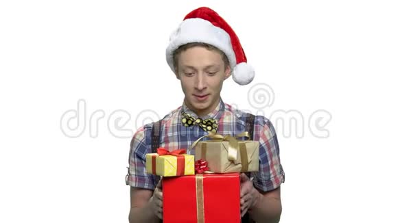 带礼品盒的圣诞帽快乐男孩视频的预览图