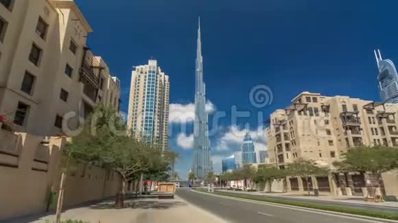 走在迪拜街上迪拜天际线时间超移市中心的住宅和商业摩天大楼视频的预览图