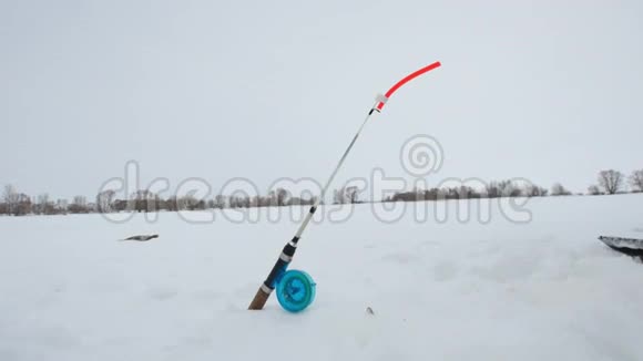 冰湖雪中钓鱼视频的预览图
