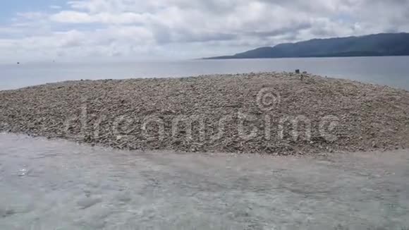 巴拉苏岛由珊瑚组成一个非常小的荒岛位于伊里奥莫特以北视频的预览图