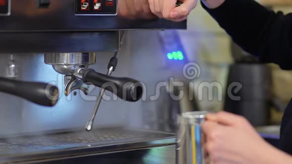 影院咖啡机搅拌牛奶的蒸管视频的预览图
