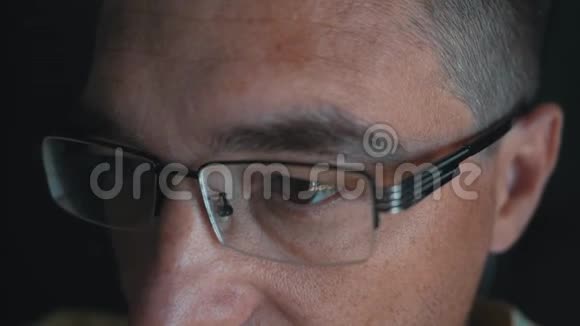 一个人戴上眼镜以改善视力治疗近视视频的预览图