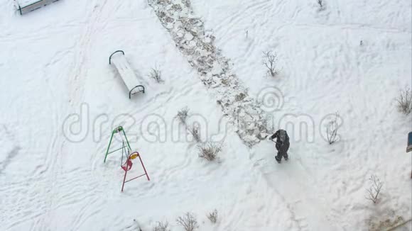 人铲雪时间流逝视频的预览图
