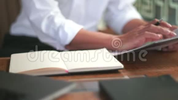 4k视频人手握笔写做清单或业务数据用笔在笔记本电脑乳制品视频的预览图