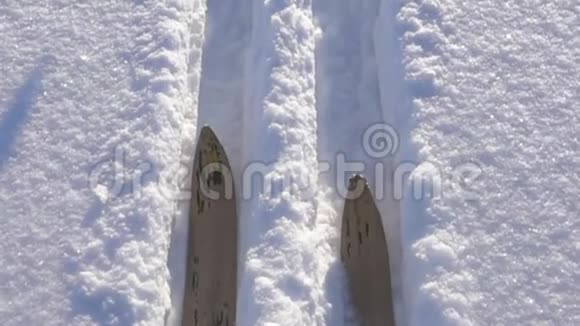 广泛的所谓森林滑雪板沿着轨道移动视频的预览图