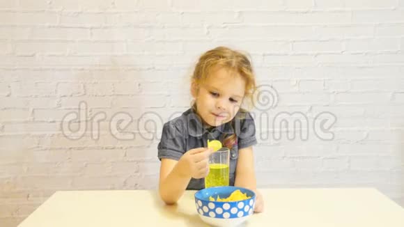 取笑嘲弄模仿孩子孩子吃薯条的女婴分享和拉手取笑视频的预览图