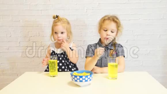 取笑嘲弄模仿孩子孩子吃薯条的女婴分享和拉手取笑视频的预览图