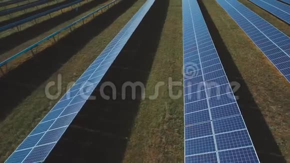 太阳光在太阳能板上行走无人机射击视频的预览图