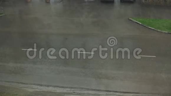 在暴雨中汽车行驶在一条被洪水淹没的道路上路面上有脏水坑视频的预览图