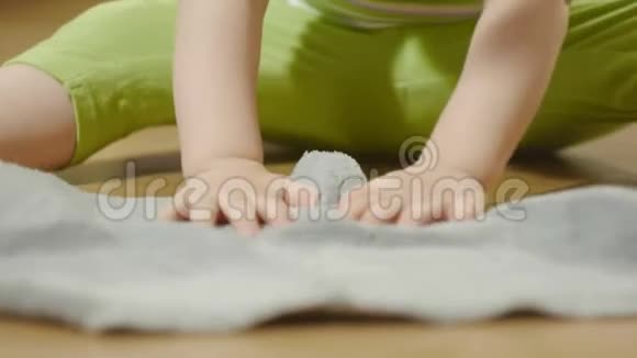 一个2岁的小孩在房间里用布巾擦地板视频的预览图