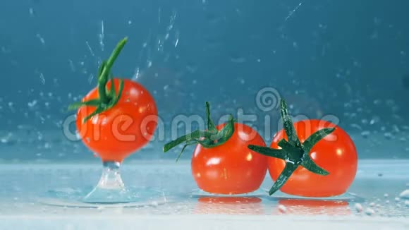 第三个西红柿被另外两个放在了潮湿的地面上视频的预览图