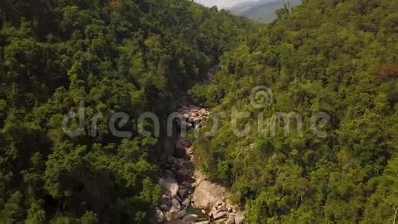 落基河在热带森林和山地景观鸟瞰Drun用大石头打山河视频的预览图