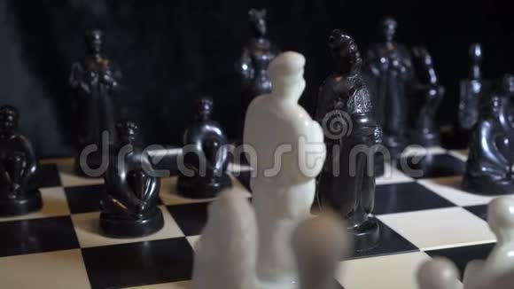 以斯拉夫哥萨克的形式出现的棋子站在黑暗背景下的棋盘上视频的预览图