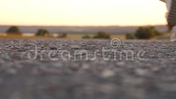 小女孩在自然生活方式户外日落时在沥青上尽情奔跑视频的预览图