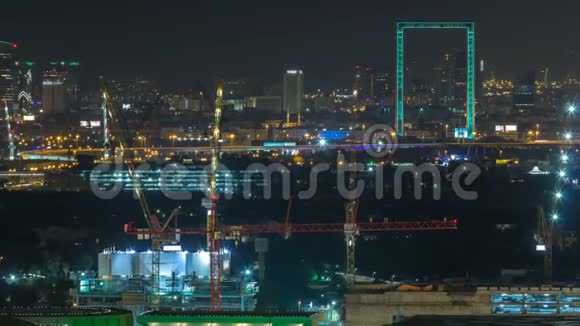 迪拜天际线夜晚时光与框架一个新的标志性建筑在城市视频的预览图