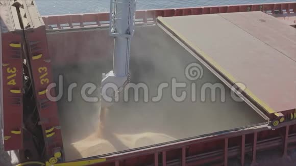 将谷物装入货船用于海运这艘船在港口装载小麦小麦出口海洋视频的预览图