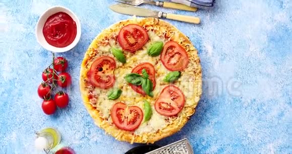蓝色石桌上摆着美味的意大利披萨视频的预览图