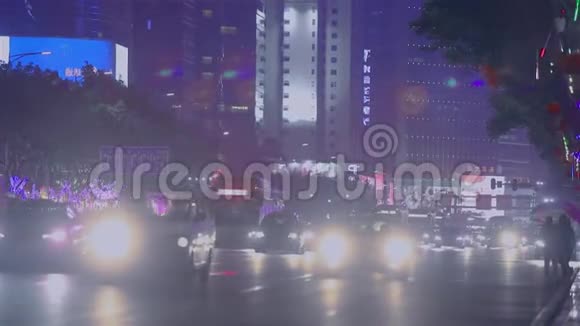 汽车在夜间下雨夜城车雨中去亚洲大城市夜晚汽车在雨中行驶视频的预览图