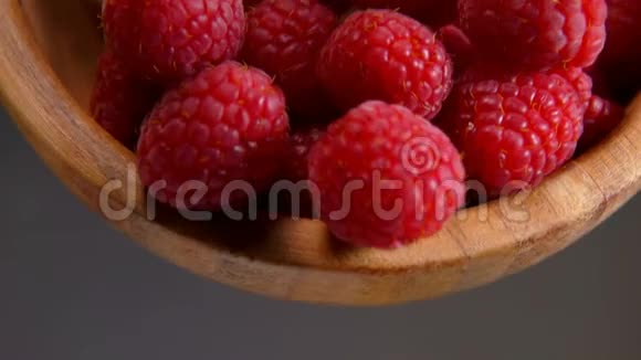 成熟的红树莓从竹碗中倒入视频的预览图