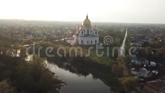莫申斯克城市鸟瞰图三一大教堂Cna河视频的预览图