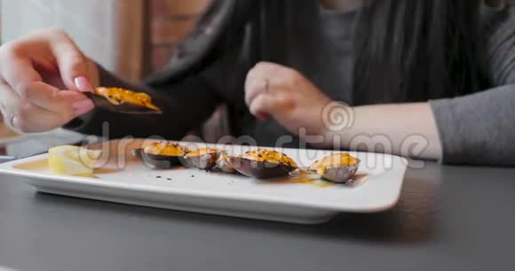盘子里有一盘日本菜人们在餐馆里吃视频的预览图
