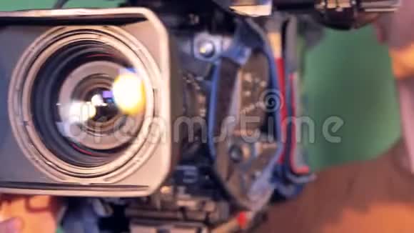 摄像机是由一个男性操作员指向观众的视频的预览图