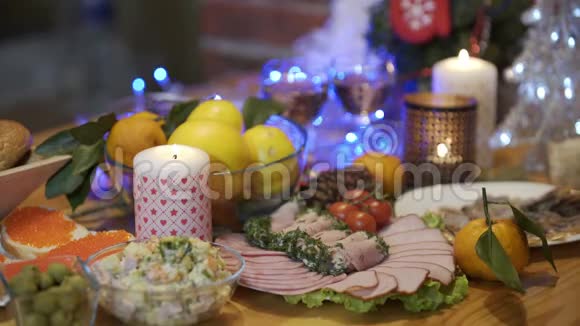 晚餐食物假日圣诞节和新年橄榄色拉和蛋黄酱鱼子酱三明治火腿西红柿煮熟视频的预览图