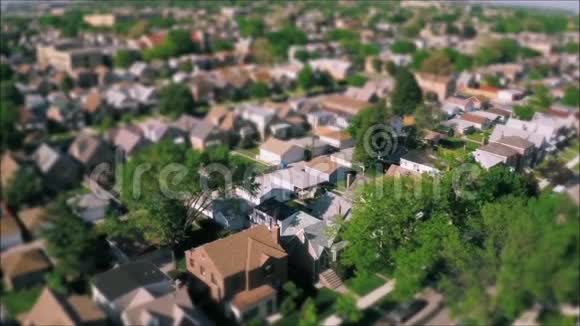 豪华无人驾驶飞机全景空中倾斜转换视图在郊区城镇村附近的小别墅视频的预览图