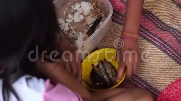 可怜的女孩光着双手吃更多的米饭吃更多的小葡萄或穷人饭视频的预览图