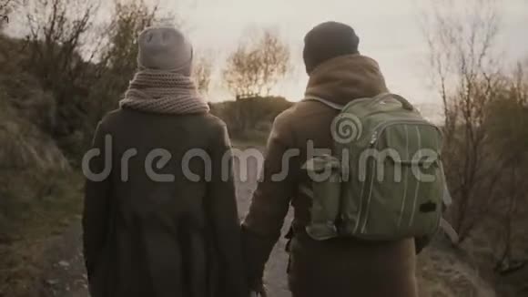 一对年轻夫妇在国家自然公园散步的背景男人和女人牵着手聊天视频的预览图
