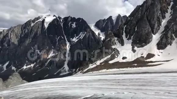 美丽自然的阿尔泰山从上面的山和山阿尔泰美丽的自然电话录像视频的预览图