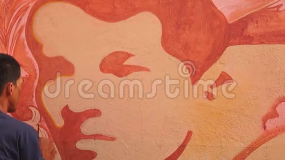 墙绘者在混凝土墙上画一张脸视频的预览图