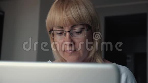 女人是看电脑屏幕的商人一个女孩把眼镜戴在眼睛上在办公室工作视频的预览图